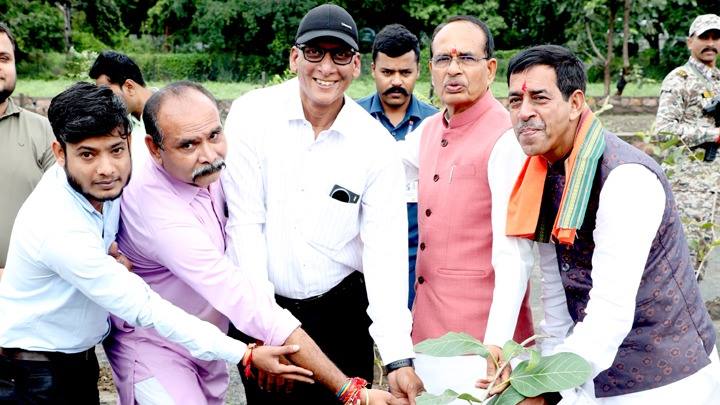 मुख्यमंत्री श्री चौहान ने बरगद, कदम्ब और जामुन के पौधे रोपे